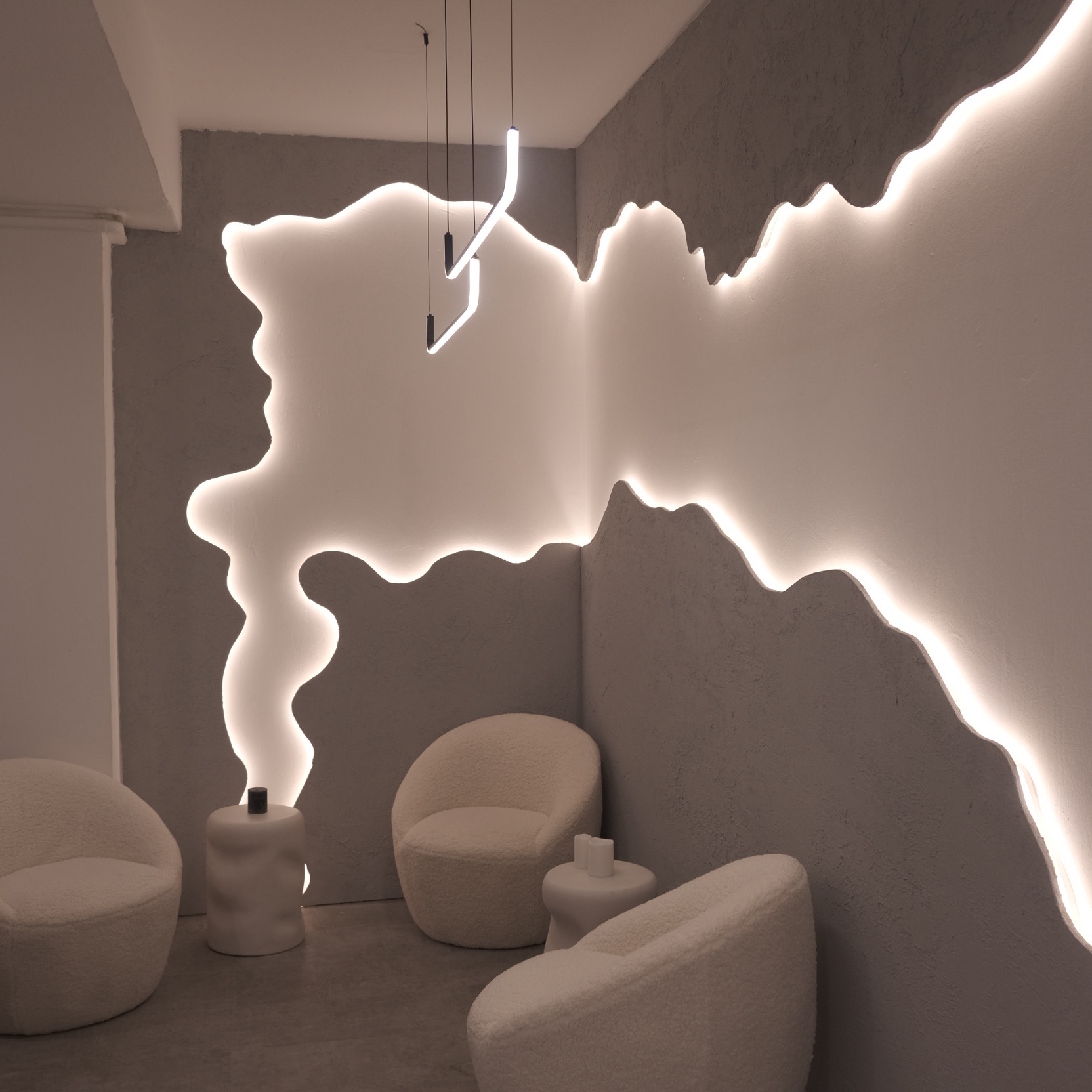 Wartebereich mit LED-Lichtinstallation